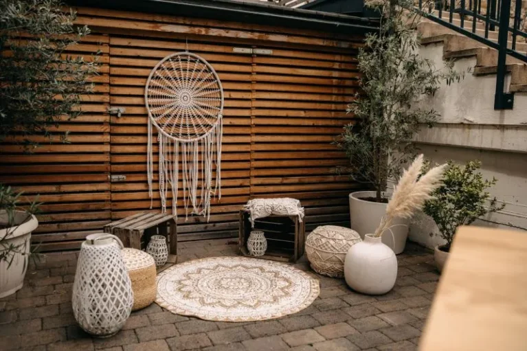Boho-Lounge im Innenhof