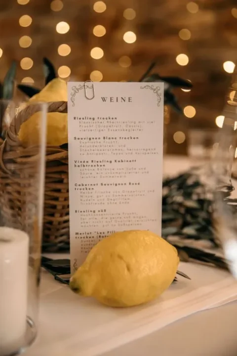 Weinkarte auf einer Hochzeitstafel