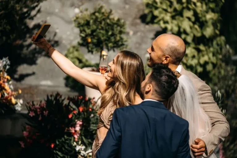 Gäste feiern eine Hochzeit im Freien