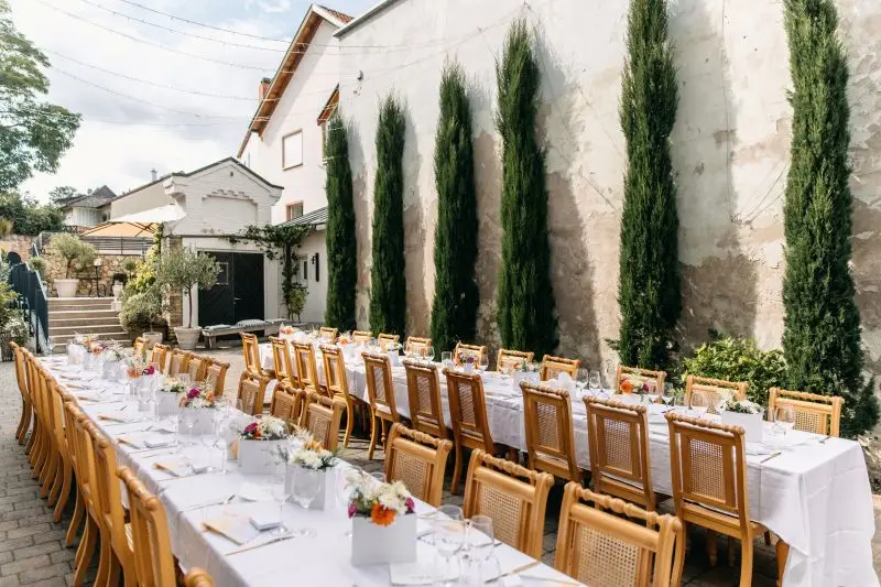 Lange Tafel im mediterranen Innenhof