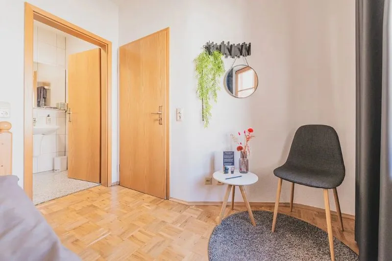 Blick aus dem Zimmer ins Bad